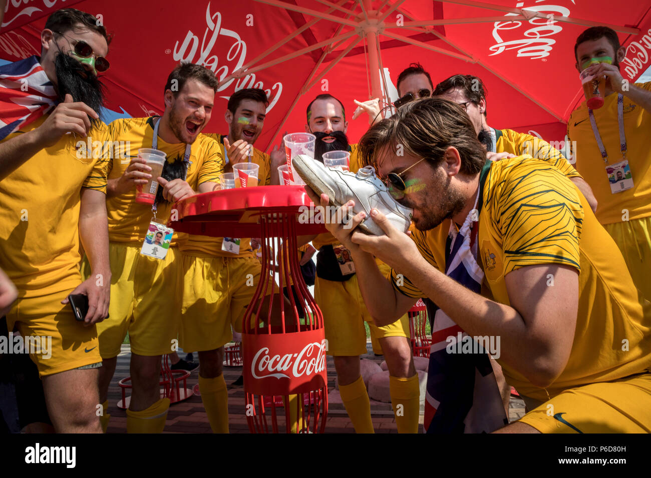 I fan della nazionale australiana il tifo prima partita in Australia e in Perù sulla Coppa del Mondo FIFA 2018 in Sochi, Russia Foto Stock