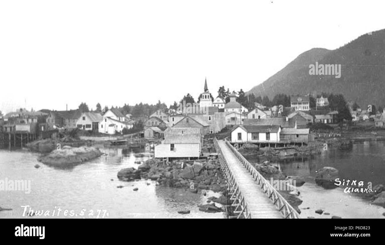 . Inglese: Vista di Sitka e causeway su acqua, ca. 1914 . Inglese: didascalia sull'immagine: Sitka, Alaska PH Coll 247.695 soggetti (LCTGM): Causeways--Alaska soggetti (LCSH): Città e paesi--Alaska--isola Baranof; Sitka (Alaska) . circa 1914 80 vista di Sitka e causeway su acqua, ca 1914 THWAITES (305) Foto Stock
