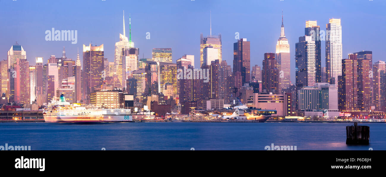 Ponoramic veduta dello skyline di Manhattan di notte, New York City, NY, STATI UNITI D'AMERICA Foto Stock