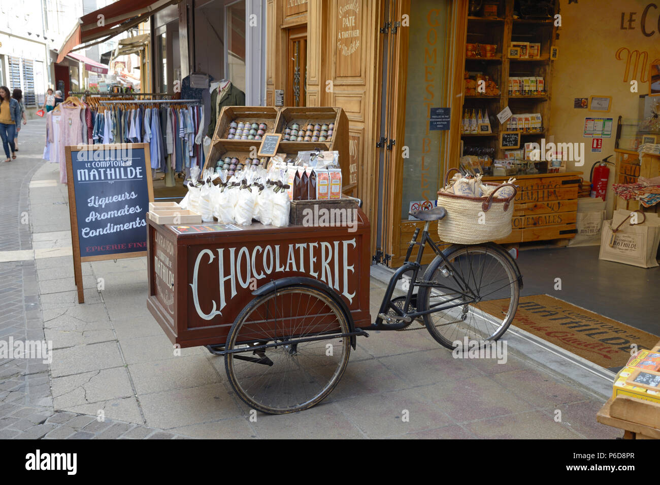 Consegna triciclo Bike, pubblicità o pubblicità Moto o Bicicletta Chocolaterie esterno o negozio di pasticceria Vaison-la-Romaine Provence Francia Foto Stock