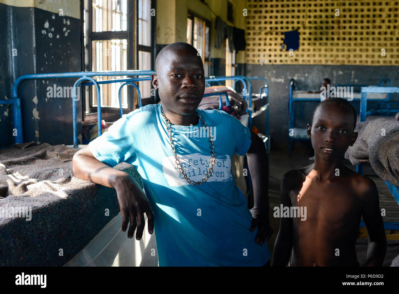 UGANDA, Kampala, Kampiringisa, nazionale centro di riabilitazione, un teenager-struttura di detenzione per i bambini e i giovani, dormire camere / Jugendhaftanstalt und Rehabilitationszentrum Kampiringisa, Schlafsaal Foto Stock