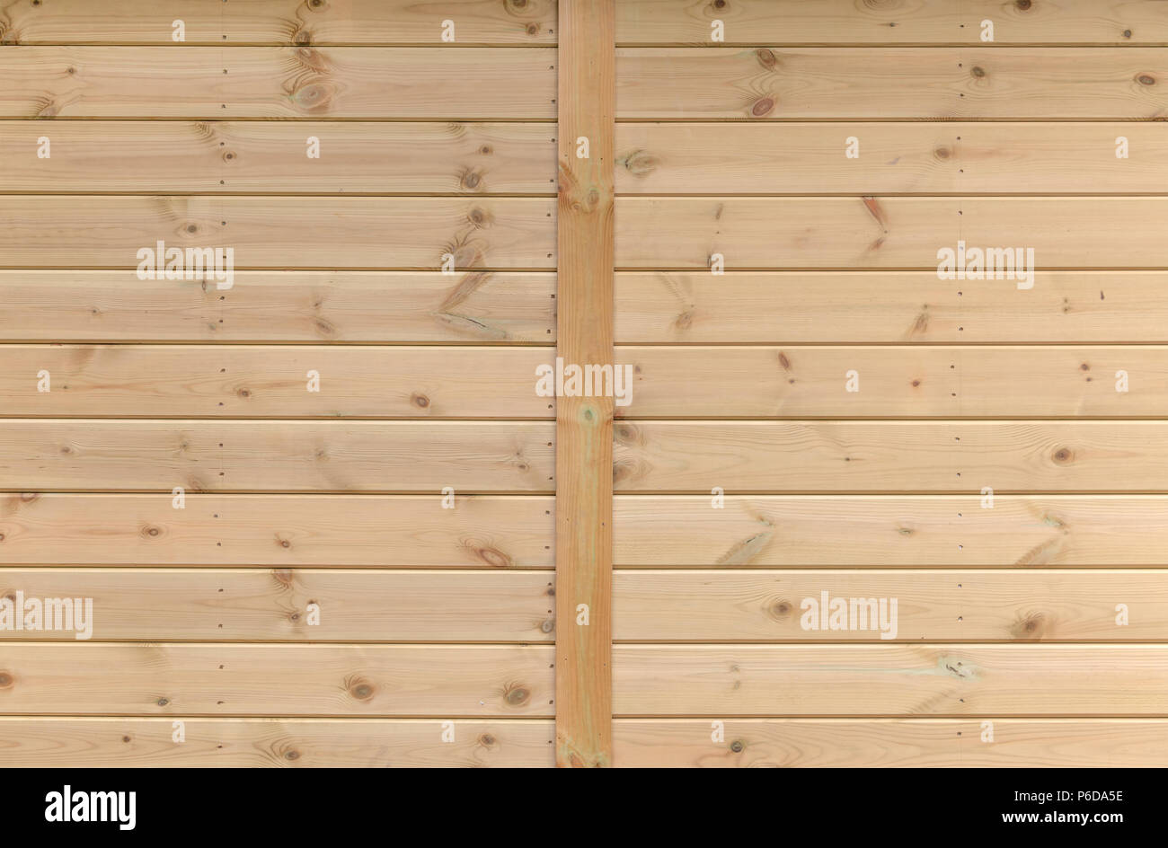 Tavole di legno sul lato di una struttura in legno Foto Stock