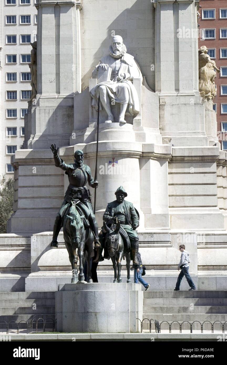 MADRID. DETALLE DEL MONUMENTO A Miguel de Cervantes EN LA PLAZA DE ESPAÑA DE MADRID , ESCULTURAS DE LORENZO COULLAUT VALERA ( año 1930 ). Foto Stock