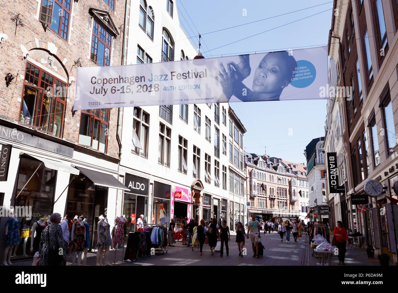 Copenhagen, Danimarca - 27 Giugno 2018: un banner pubblicitario al di sopra del Stroget street per la Copenhagen Jazz Festival nel mese di luglio 6-15 2018. Foto Stock