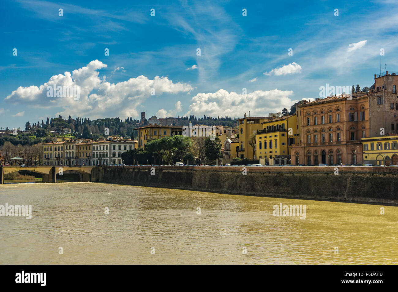 Vista sul fiume Arno a Firenze, Italia Foto Stock