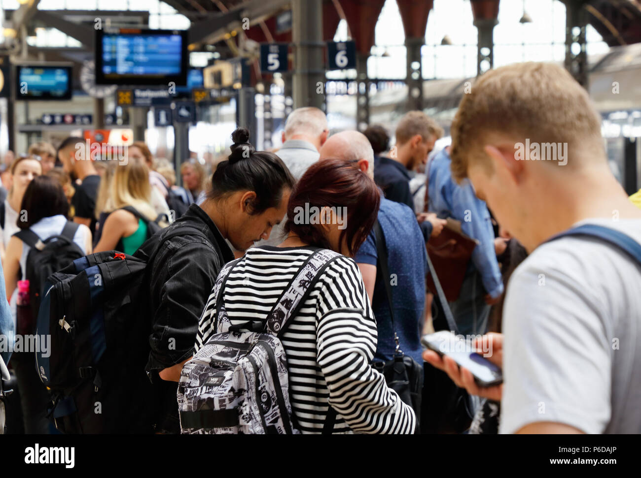 Copenaghen, Danimarca - Giugno 37, 2018: piattaforma affollato per le tracce 5 e 6 presso la stazione centrale di Copenhagen. Foto Stock