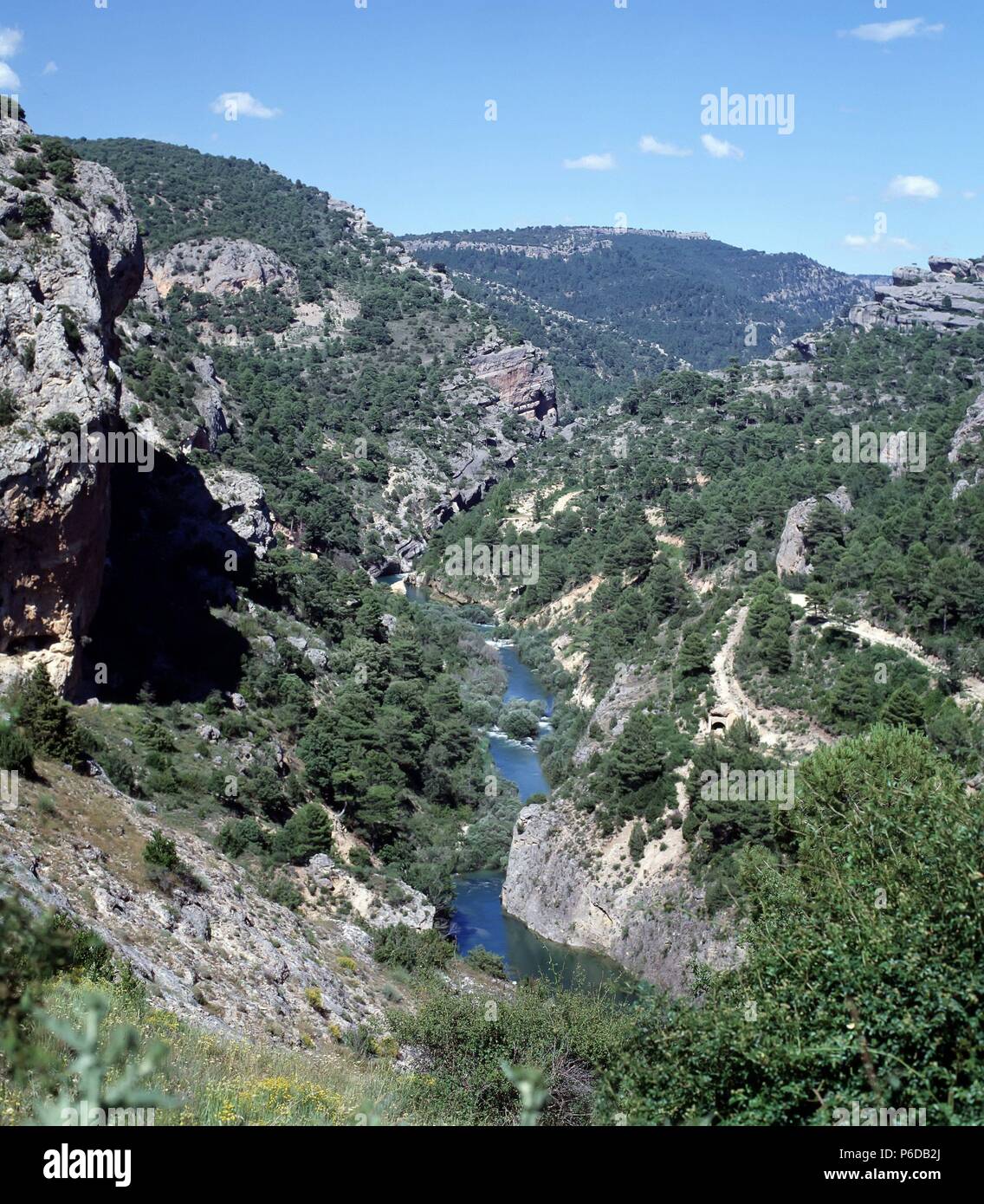 GEOGRAFIA FISICA. RIO JUCAR. EL RIO ENCAJONADO BAJA BAJO EL LLAMADO VENTANO DEL DIABLO EN VILLALBA DE LA SIERRA. Foto Stock