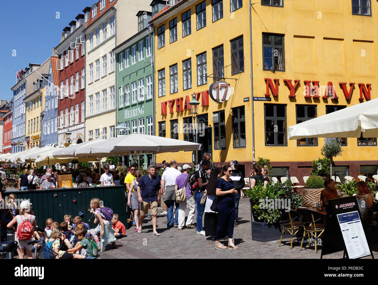 Copenhagen, Danimarca - 27 Giugno 2018: la gente nel quartiere di Nyhavn vicino all'hotel e ristorante Nyhavn 17. Foto Stock