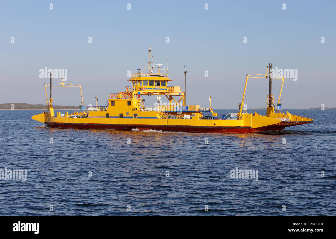 Farosund, Svezia - 13 Maggio 2016: il giallo traghetto strada Bodilla azionato da Trafikverket si è discostata Farosund con destinazione Broa nel pro svedese Foto Stock