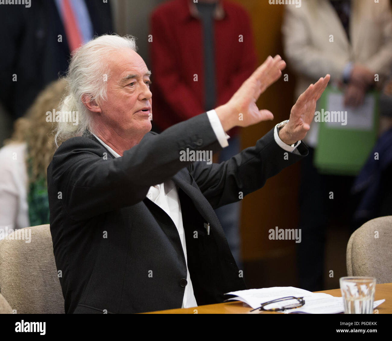 Led Zeppelin chitarrista Jimmy Page a Kensington e Chelsea Town Hall per parlare fuori contro un applicazione di pianificazione che crede possa pregiudicare la sua casa. Esso comporta una lunga faida con il prossimo Robbie Williams. Pagina ritiene lo sviluppo potrebbe minacciare il futuro del suo grado-che ho elencato la casa cittadina in stile gotico. Dotato di: Jimmy Page Dove: London, England, Regno Unito quando: 29 maggio 2018 Credit: Wheatley/WENN Foto Stock