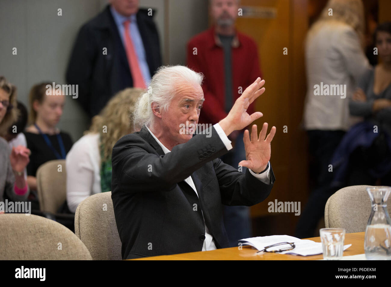 Led Zeppelin chitarrista Jimmy Page a Kensington e Chelsea Town Hall per parlare fuori contro un applicazione di pianificazione che crede possa pregiudicare la sua casa. Esso comporta una lunga faida con il prossimo Robbie Williams. Pagina ritiene lo sviluppo potrebbe minacciare il futuro del suo grado-che ho elencato la casa cittadina in stile gotico. Dotato di: Jimmy Page Dove: London, England, Regno Unito quando: 29 maggio 2018 Credit: Wheatley/WENN Foto Stock