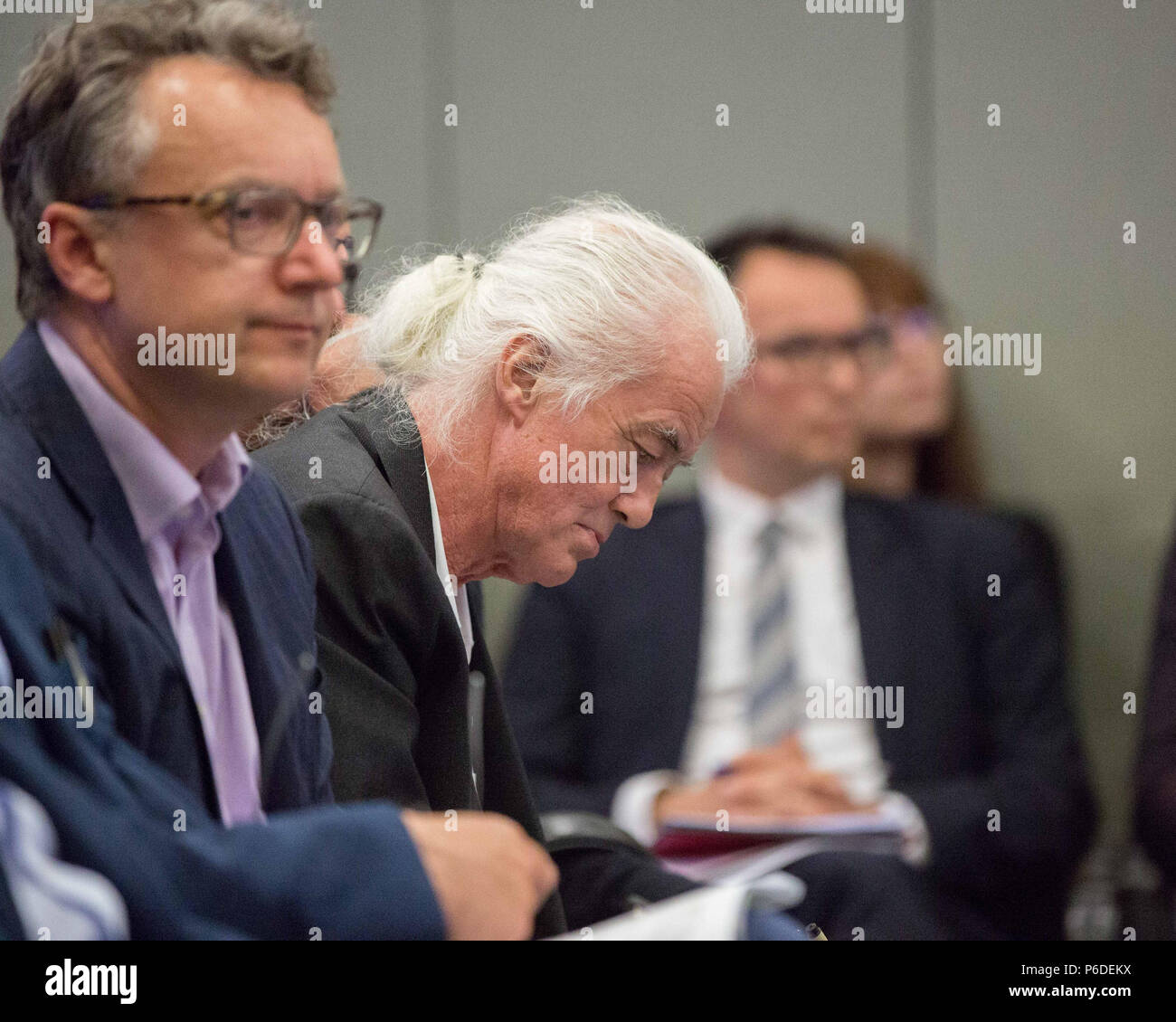 Led Zeppelin chitarrista Jimmy Page a Kensington e Chelsea Town Hall per parlare fuori contro un applicazione di pianificazione che crede possa pregiudicare la sua casa. Esso comporta una lunga faida con il prossimo Robbie Williams. Pagina ritiene lo sviluppo potrebbe minacciare il futuro del suo grado-che ho elencato la casa cittadina in stile gotico. Dotato di: Jimmy Page Dove: London, England, Regno Unito quando: 29 maggio 2018 Credit: Wheatley/WENN Foto Stock