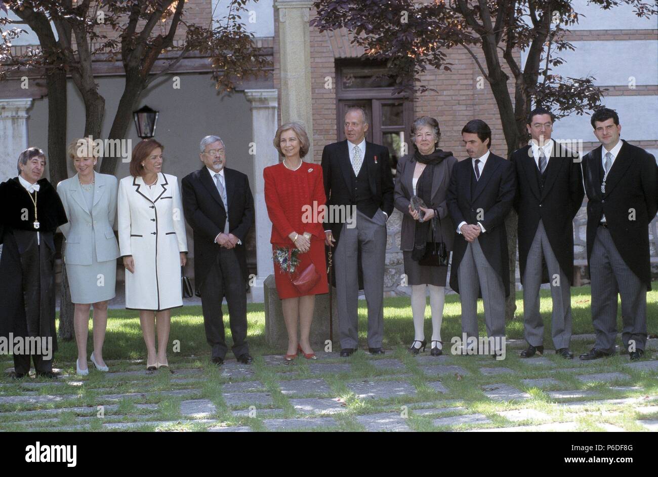 CABRERA INFANTE , GUILLERMO. ESCRITOR cubano. 1929-. PREMIO CERVANTES 1997. FOTOGRAFIADO junto a los Reyes de España. JUAN CARLOS I Y SOFIA DE GRECIA , José Maria Aznar , ANA BOTELLA , Esperanza AGUIRRE ,Alberto RUIZ GALLARDON Y FAMILIARES TRAS LA CEREMONIA DE ENTREGA DEL PREMIO CERVANTES. Foto Stock