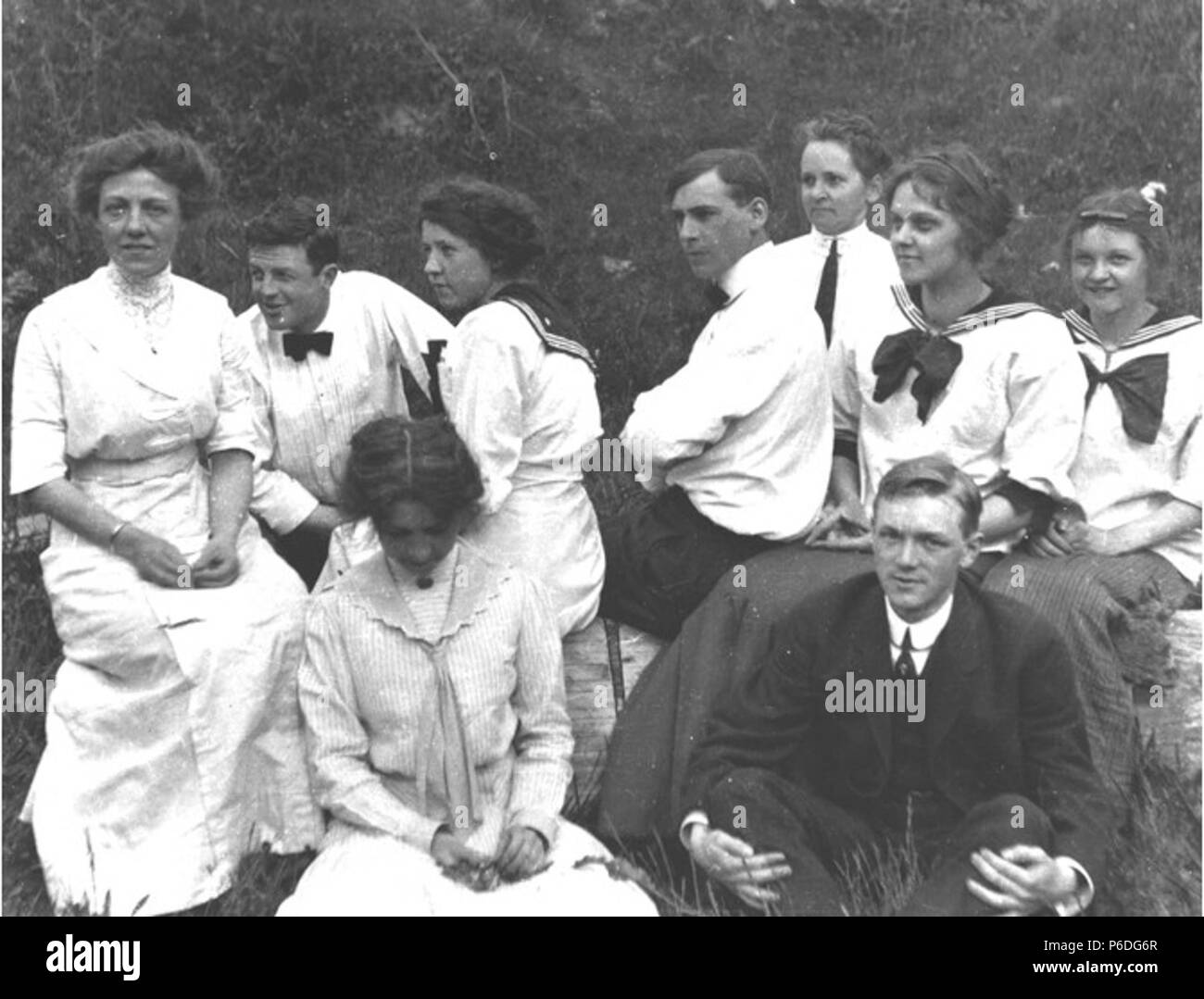 . Inglese: gruppo di uomini e donne a un picnic a celebrare la Giornata di decorazione, Bothell Slough, Washington, 30 maggio 1912 . Inglese: Testo da Kiehl log: decorazione giorno picnicers, Bothell Slough. Maggio 30, 1912. Album 1.148 soggetti (LCTGM): Pic-nic--Washington (stato)--Bothell soggetti (LCSH): Vacanze--Washington (stato)--Bothell; Memorial Day; donne--Washington (stato)--Bothell; uomini--Washington (stato)--Bothell concetti: Tempo libero . 1912 50 gruppo di uomini e donne a un picnic a celebrare la Giornata di decorazione, Bothell Slough, Washington, 30 maggio 1912 (KIEHL 250) Foto Stock