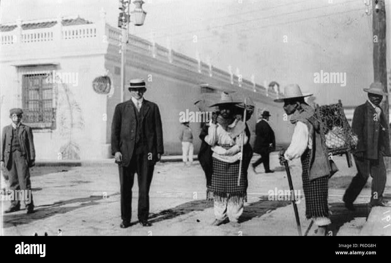 Español: n.a. esquina de la Ciudad de Guatemala en 1916. 2 Gennaio 1916 50 Guatemalacitycorner1916 Foto Stock
