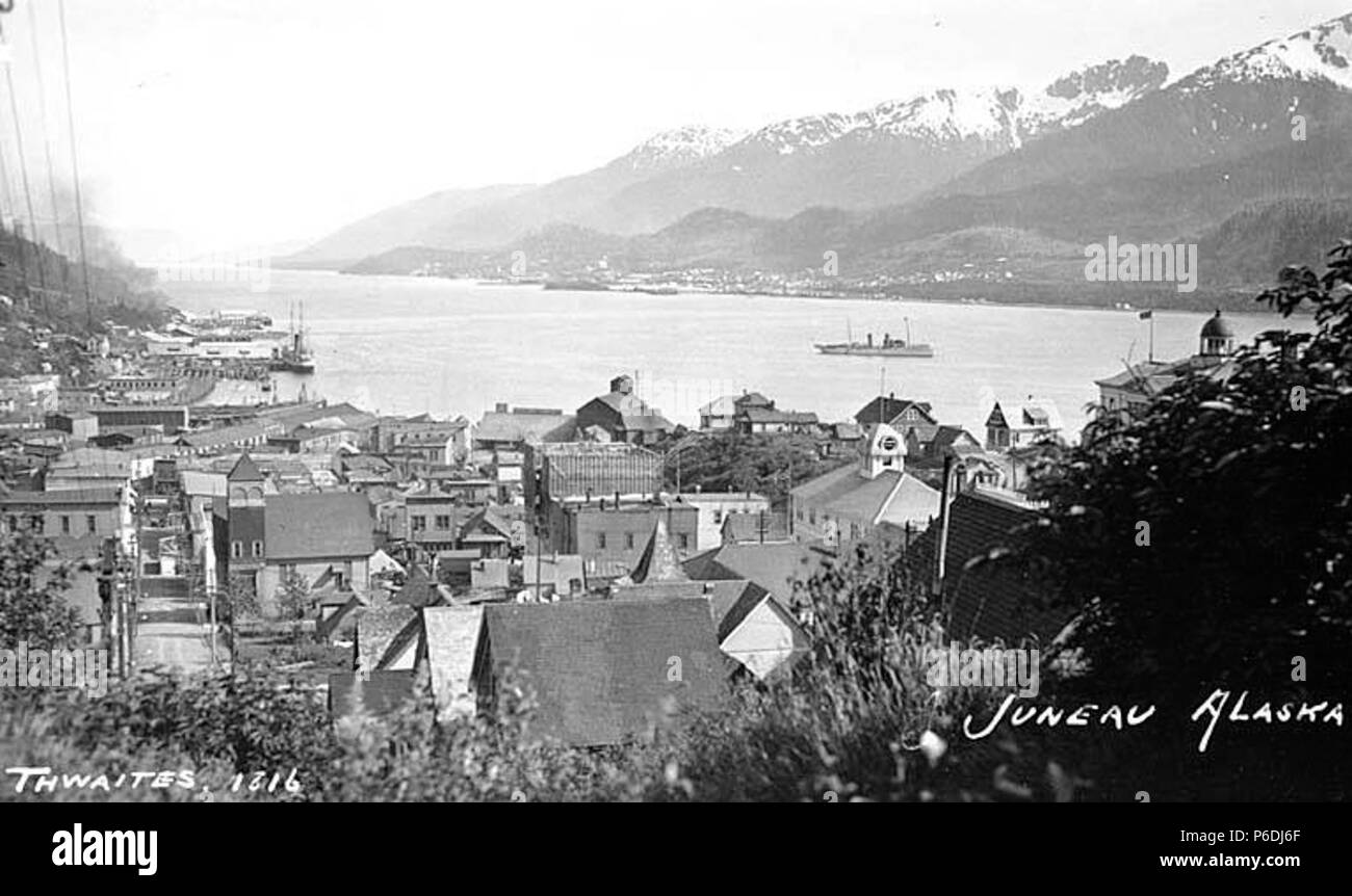 . Inglese: Juneau, uccelli-eye, ca. 1912 . Inglese: didascalia sull'immagine: Juneau in Alaska, PH Coll 247.434 situato sulla terraferma di sud-est Alaska Juneau è stato costruito nel cuore del passaggio interno lungo il canale Gastineau. La zona era un fish camp per gli indigeni Tlingit indiani. Nel 1880, quasi 20 anni prima dell'oro precipita il Klondike e nome, Joe Juneau e Richard Harris era stato portato a Gold Creek da Chief Kowee della tribù Auk. Essi hanno trovato madre depositi di lode a monte, puntato le loro rivendicazioni di data mining e sviluppato un 160 acri città incorporati hanno chiamato Harrisburg, che brough Foto Stock