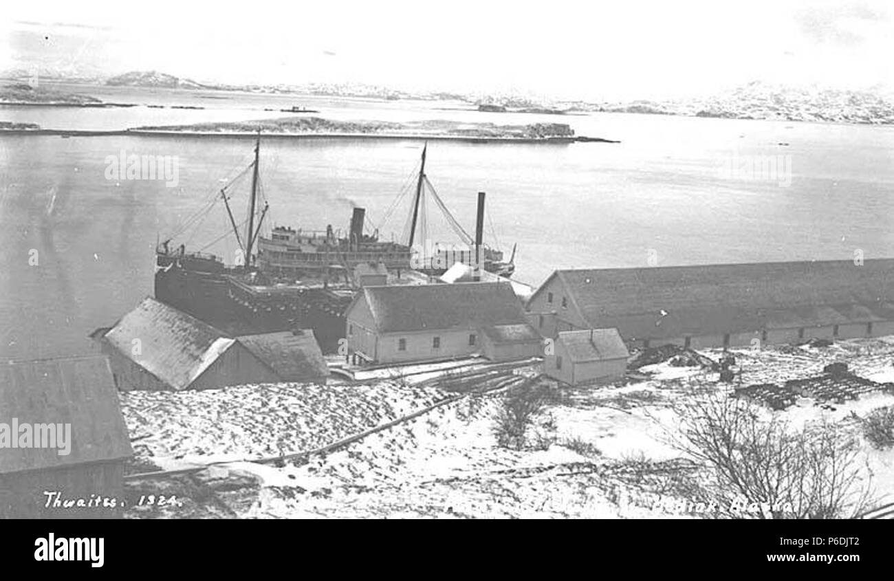 . Inglese: Kodiak pesca azienda cannery, Kodiak, ca. 1910 . Inglese: didascalia sull'immagine: Kodiak Pesca Company, Kodiak, Alaska. PH Coll 247.360 soggetti (LCTGM): Kodiak Pesca Company (Kodiak, Alaska)--strutture -- Alaska--Kodiak; Navi--Alaska--Kodiak; Chiniak Bay (Alaska) soggetti (LCSH): salmone conservifici--Alaska--Kodiak . circa 1910 59 Kodiak pesca azienda cannery, Kodiak, ca 1910 THWAITES (295) Foto Stock