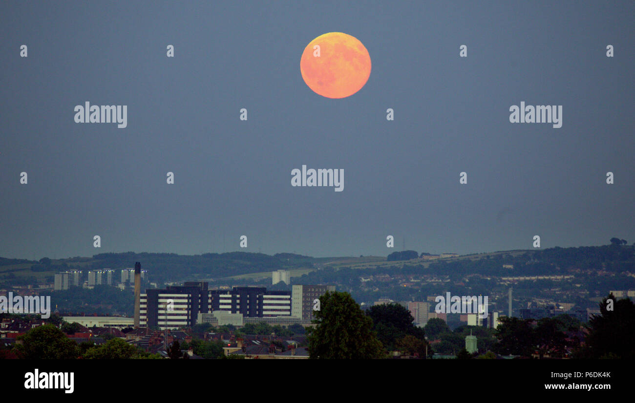 Tempo soleggiato sereno come una fragola caldo o mead luna o luna rosa una luna piena sopra città oltre yorkhill ospedale Cathkin braes e Dechmont hill Foto Stock