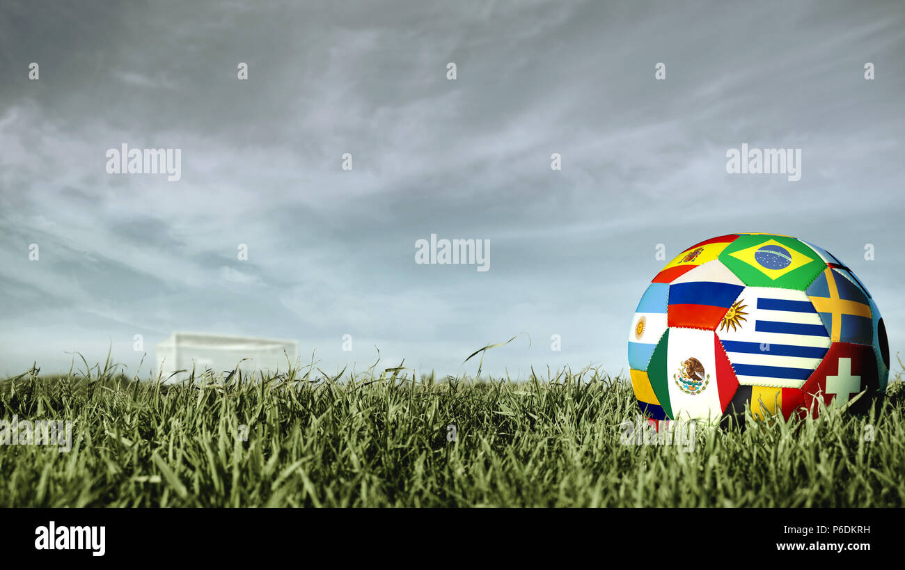 Pallone da calcio internazionale con la bandiera del paese di russo sport gruppi di eventi. Colori realistici football sul traguardo post su campo bianco e nero paesaggio. Foto Stock