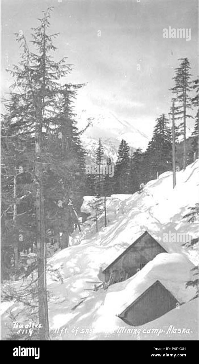 . Inglese: Mining camp edifici coperti di neve, vicino Hyder, ca. 1912 . Inglese: didascalia sull'immagine: 11 ft. di neve in un campo di minatori, Alaska PH Coll 247.662 soggetti (LCTGM): Mining Camps--Alaska--Hyder; neve--Alaska--Hyder . circa 1912 63 Mining camp edifici coperti di neve, vicino Hyder, ca 1912 THWAITES (317) Foto Stock