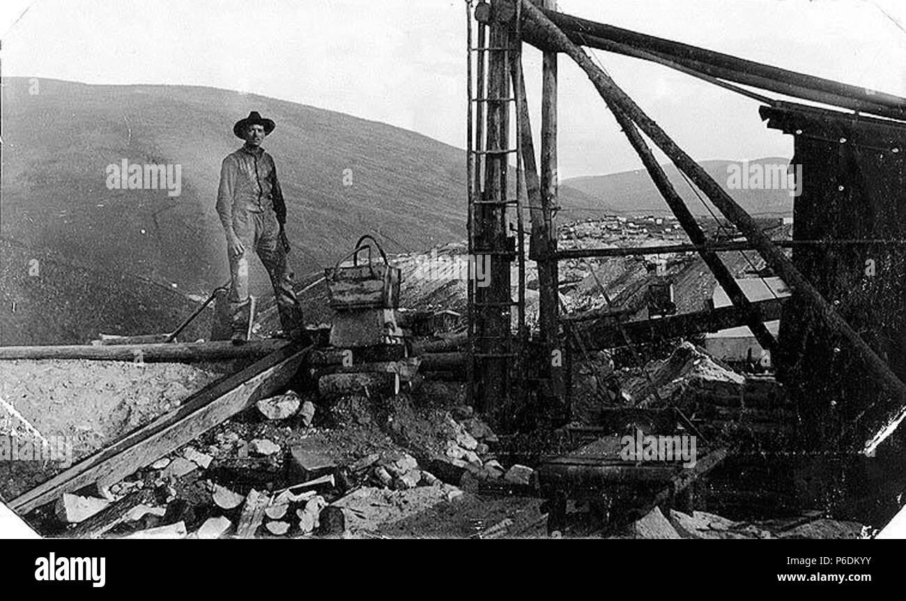 . Inglese: operazione mineraria che mostra il minatore e attrezzature, Yukon Territory, 1900 . Inglese: didascalia con immagine: Stafford-Williams- Albero di Clark, 1900 PH Coll 35.557 Klondike Gold Rush soggetti (LCTGM): Gold Miner--Yukon; miniere d'oro--Yukon; oro le attrezzature minerarie--Yukon soggetti (LCSH): miniere d oro e minerario--Yukon . 1900 63 operazione mineraria che mostra il minatore e attrezzature, Yukon Territory, 1900 (SARVANT 146) Foto Stock