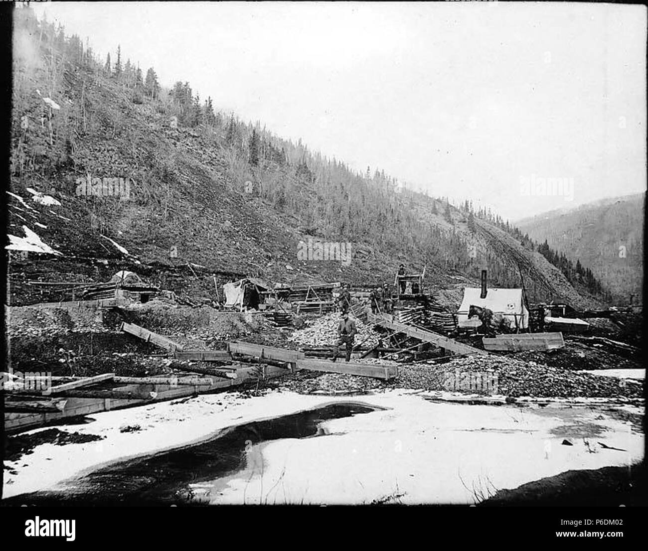. Inglese: le operazioni di data mining, Hunker Creek, ca. 1900 . Inglese: PH Coll 35.531 Klondike Gold Rush soggetti (LCTGM): Gold Miner--Yukon; cavalli--Yukon soggetti (LCSH): miniere d oro e minerario--Yukon . circa 1900 63 le operazioni di data mining, Hunker Creek, CA 1900 (SARVANT 163) Foto Stock