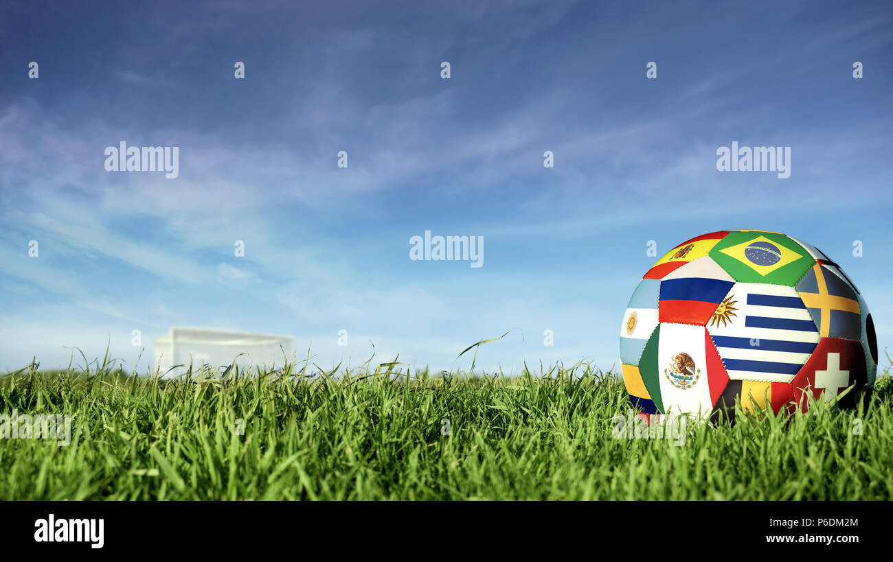 Pallone da calcio internazionale con la bandiera del paese di russo sport gruppi di eventi. Calcio realistiche sul traguardo post campo sopra cielo blu sullo sfondo. Include ur Foto Stock