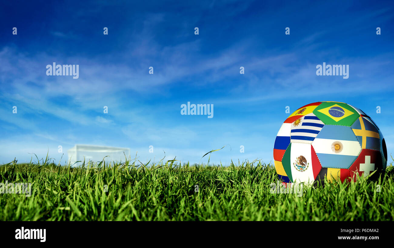 Pallone da calcio internazionale con la bandiera del paese di russo sport gruppi di eventi. Calcio realistiche sul traguardo post campo sopra cielo blu sullo sfondo. Include ar Foto Stock