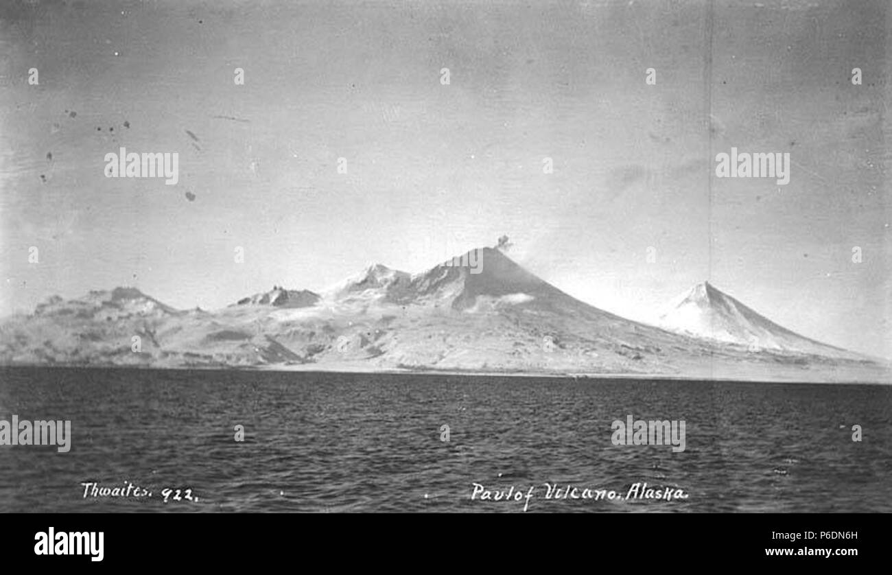 . Inglese: vulcano Pavlof, ca. 1912 . Inglese: didascalia sull'immagine: vulcano Pavlof, Alaska PH Coll 247.273 vulcano Pavlof, situato vicino al punto in cui la penisola di Alaska si trasforma in isole Aleutian, solitamente inizia rumbling in autunno e inverno tardo. Pavlof, uno dei vulcani più attivi al mondo con 41 eruzioni fin dal tardo settecento, ha eruttato a metà novembre per sei volte negli ultimi venticinque anni. Soggetti (LCTGM): vulcano Pavlof (Alaska); vulcani--Alaska; baie (corpi di acqua)--Alaska . circa 1912 67 vulcano Pavlof, ca 1912 THWAITES (173) Foto Stock