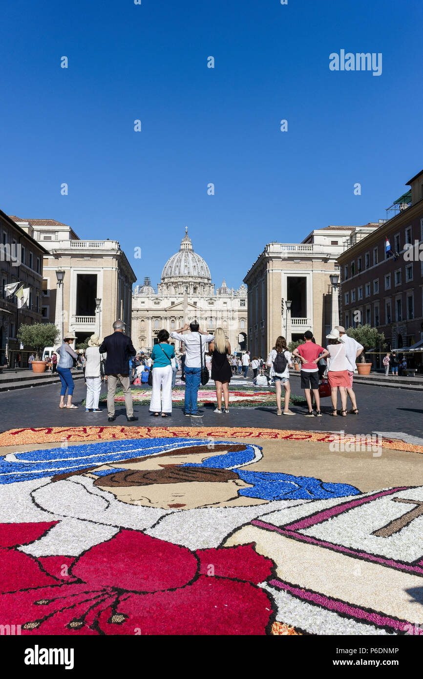 Roma, Italia. 29 Giugno 2018. In occasione della festa di San Pietro e San Paolo, i due santi patroni di Roma, ritorna la storica Infiorata, spettacolare tappeto di fiori che scende in via della conciliazione e verso il Tevere. Roma, Italia, Europa, Unione europea, UE. Credit: Glenstar/Alamy Live News Foto Stock