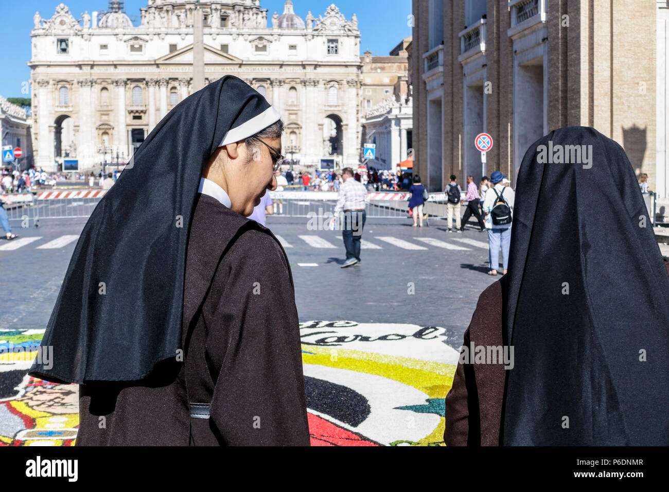 Roma, Italia. In occasione della festa di San Pietro e San Paolo, i due santi patroni di Roma, ritorna la storica Infiorata, spettacolare tappeto di fiori che scende in via della conciliazione e verso il Tevere. Due suore che guardano il tappeto di fiori. Roma, Italia, Europa, Unione europea, UE. Credit: Glenstar/Alamy Live News Foto Stock