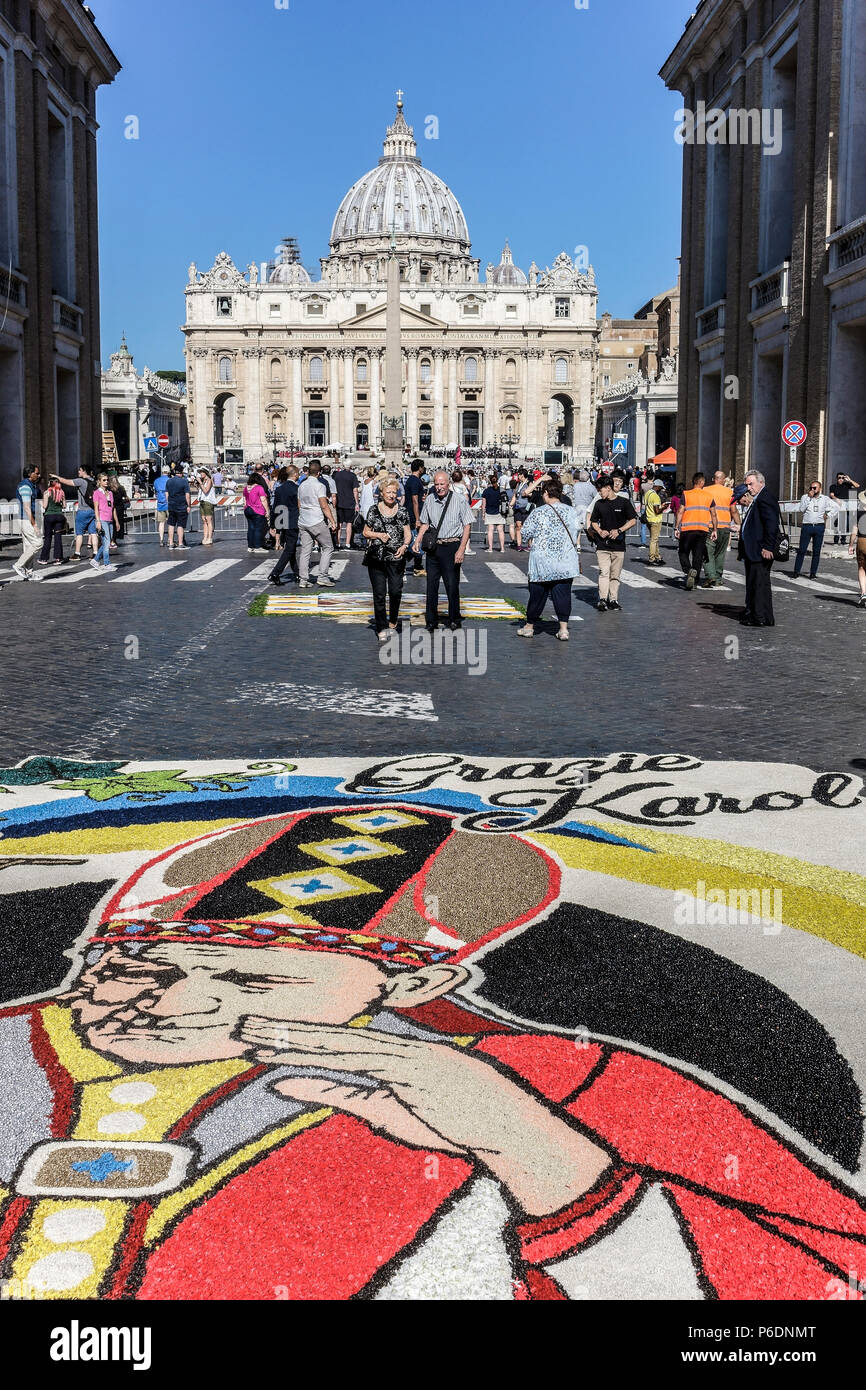 Roma, Italia. 29 Giugno 2018. In occasione della festa di San Pietro e San Paolo, i due santi patroni di Roma, ritorna la storica Infiorata, spettacolare tappeto di fiori che scende in via della conciliazione e verso il Tevere. Roma, Italia, Europa, Unione europea, UE. Credit: Glenstar/Alamy Live News Foto Stock