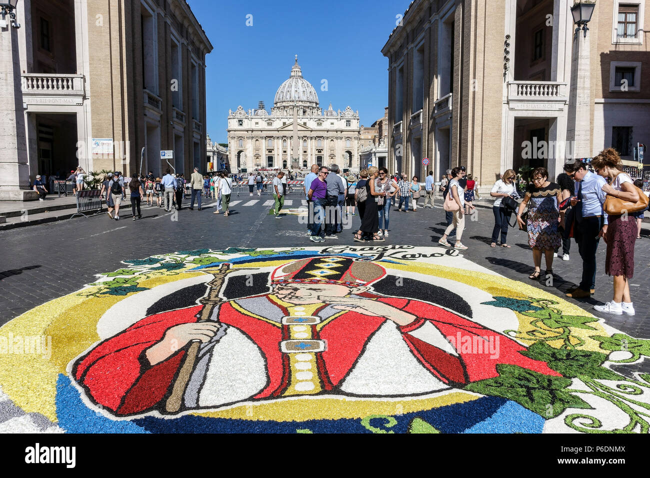 Roma, Italia. In occasione della festa di San Pietro e San Paolo, i due santi patroni di Roma, ritorna la storica Infiorata, spettacolare tappeto di fiori che scende in via della conciliazione e verso il Tevere. Roma, Italia, Europa, Unione europea, UE. Credit: Glenstar/Alamy Live News Foto Stock