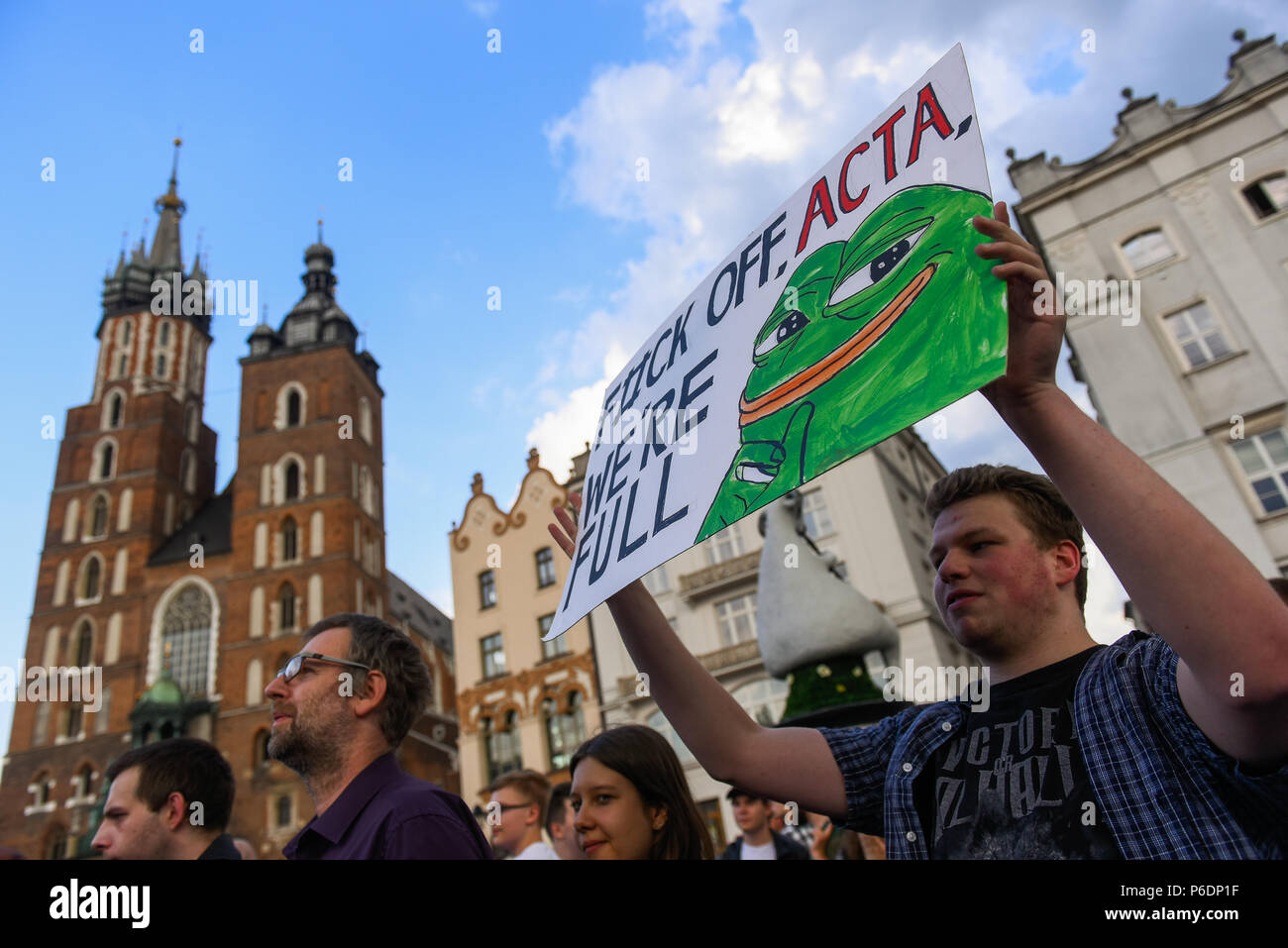 Cracovia in Polonia. Il 29 giugno, 2018. Un uomo detiene un banner dicendo 'F#uck off ACTA, siamo al completo ' durante una manifestazione di protesta contro la realizzazione di ACTA 2 ( anti contraffazione accordo commerciale) in Unione Europea. Il 20 giugno, la Commissione Giuridica del Parlamento europeo ha approvato il progetto di direttiva sul diritto d'autore nel mercato digitale. La prossima votazione si svolgerà il prossimo 4 luglio. La Commissione europea intende introdurre un nuovo strumento, presumibilmente per proteggere i diritti d'autore. Tuttavia, il trattato ha una portata molto più ampia e si occuperà di strumenti internet di targeting e la distribuzione di informazioni technolog Foto Stock