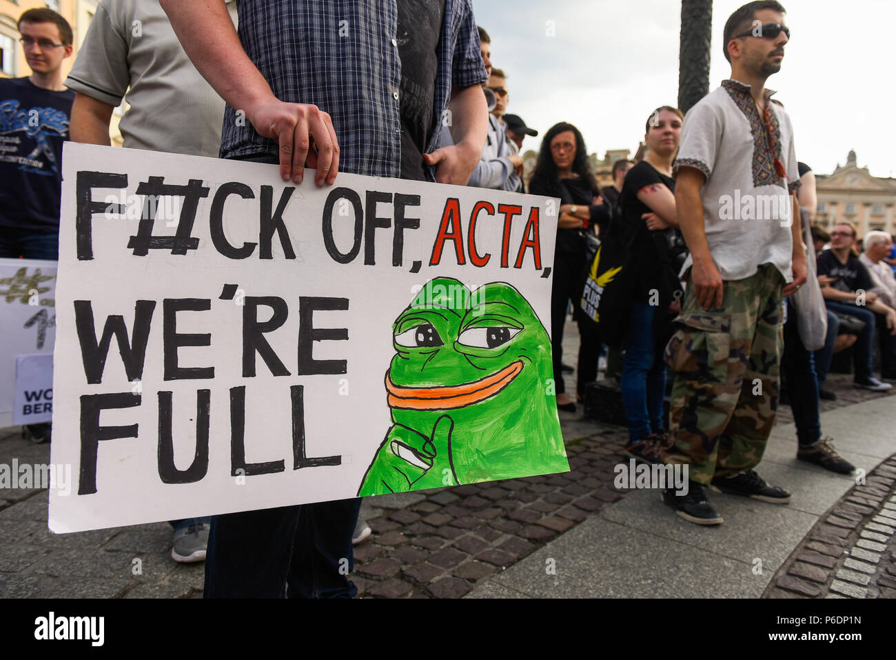 Cracovia in Polonia. Il 29 giugno, 2018. Un uomo detiene un banner dicendo 'F#uck off ACTA, siamo al completo ' durante una manifestazione di protesta contro la realizzazione di ACTA 2 ( anti contraffazione accordo commerciale) in Unione Europea. Il 20 giugno, la Commissione Giuridica del Parlamento europeo ha approvato il progetto di direttiva sul diritto d'autore nel mercato digitale. La prossima votazione si svolgerà il prossimo 4 luglio. La Commissione europea intende introdurre un nuovo strumento, presumibilmente per proteggere i diritti d'autore. Tuttavia, il trattato ha una portata molto più ampia e si occuperà di strumenti internet di targeting e la distribuzione di informazioni technolog Foto Stock