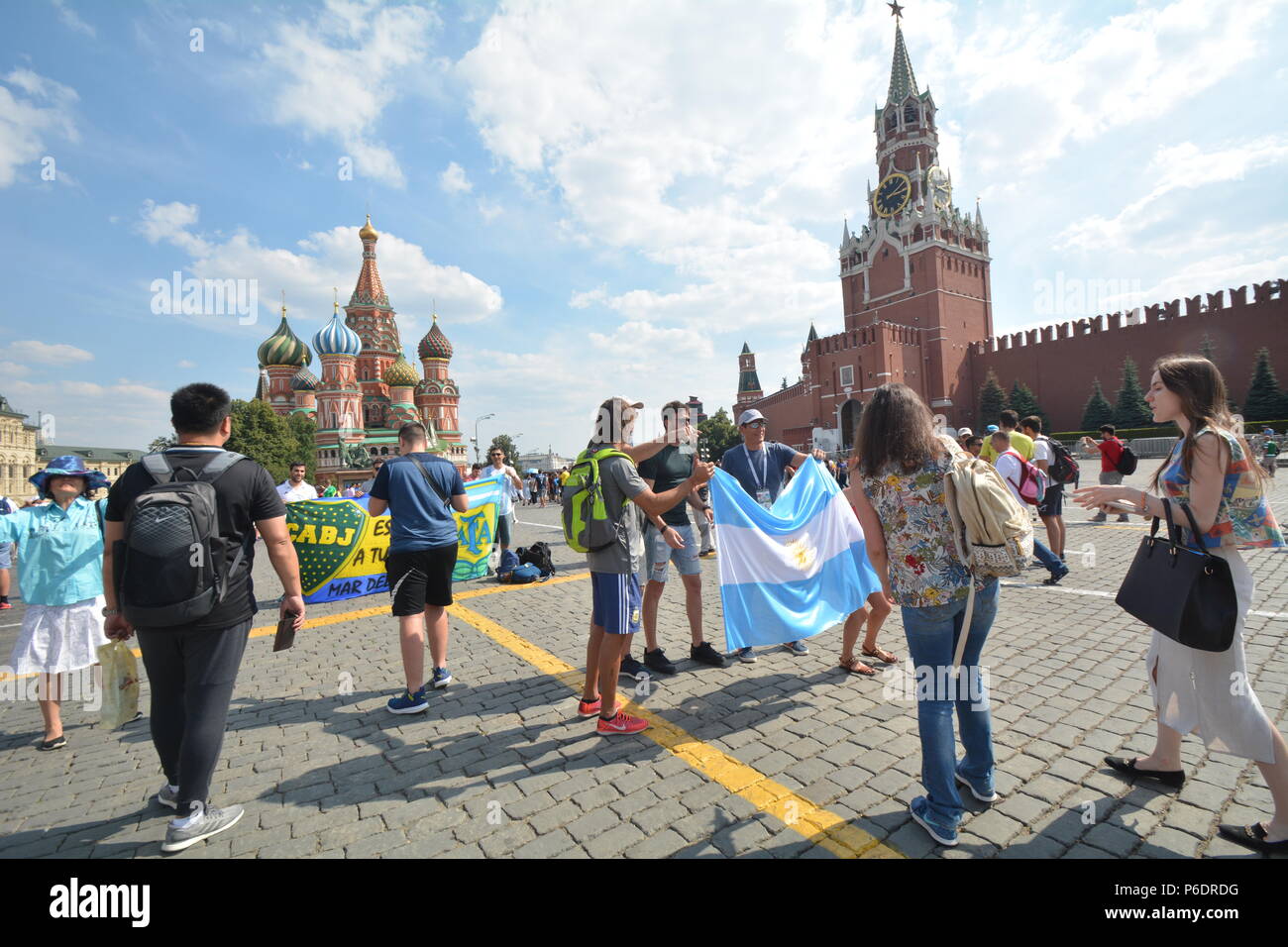 Mosca, Russia. Il 29 giugno, 2018. Campionato mondiale di calcio a Mosca 2018. La capitale della Russia ospita il campionato di calcio. Per gli appassionati di calcio di tutto il mondo che giungono al campionato a Mosca ogni giorno si radunano per il divertimento sulla Piazza Rossa, in cui una partita di calcio di vari divertimenti sono organizzati. Credito: Pavel Kashaev/Alamy Live News Foto Stock