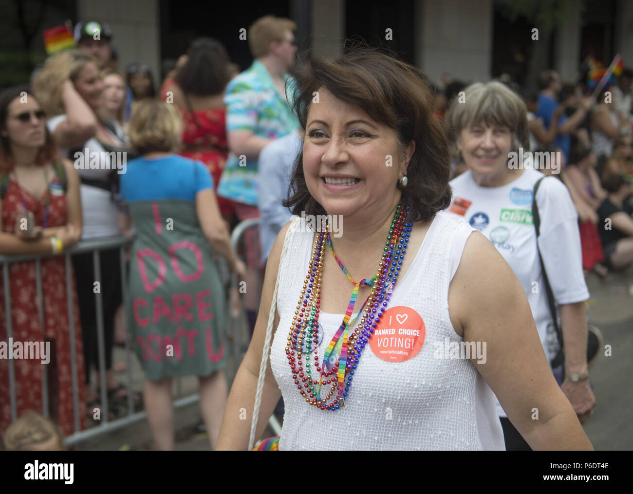 Minneapolis, Minnesota, Stati Uniti d'America. Il 24 giugno 2018. Membro Sens. PATRICIA TORRES RAY CANDIDATO PER GLI STATI UNITI Quinto quartiere congressuale campagne a Pride Parade di Minneapolis, MN. Credito: Craig Lassig/ZUMA filo/Alamy Live News Foto Stock