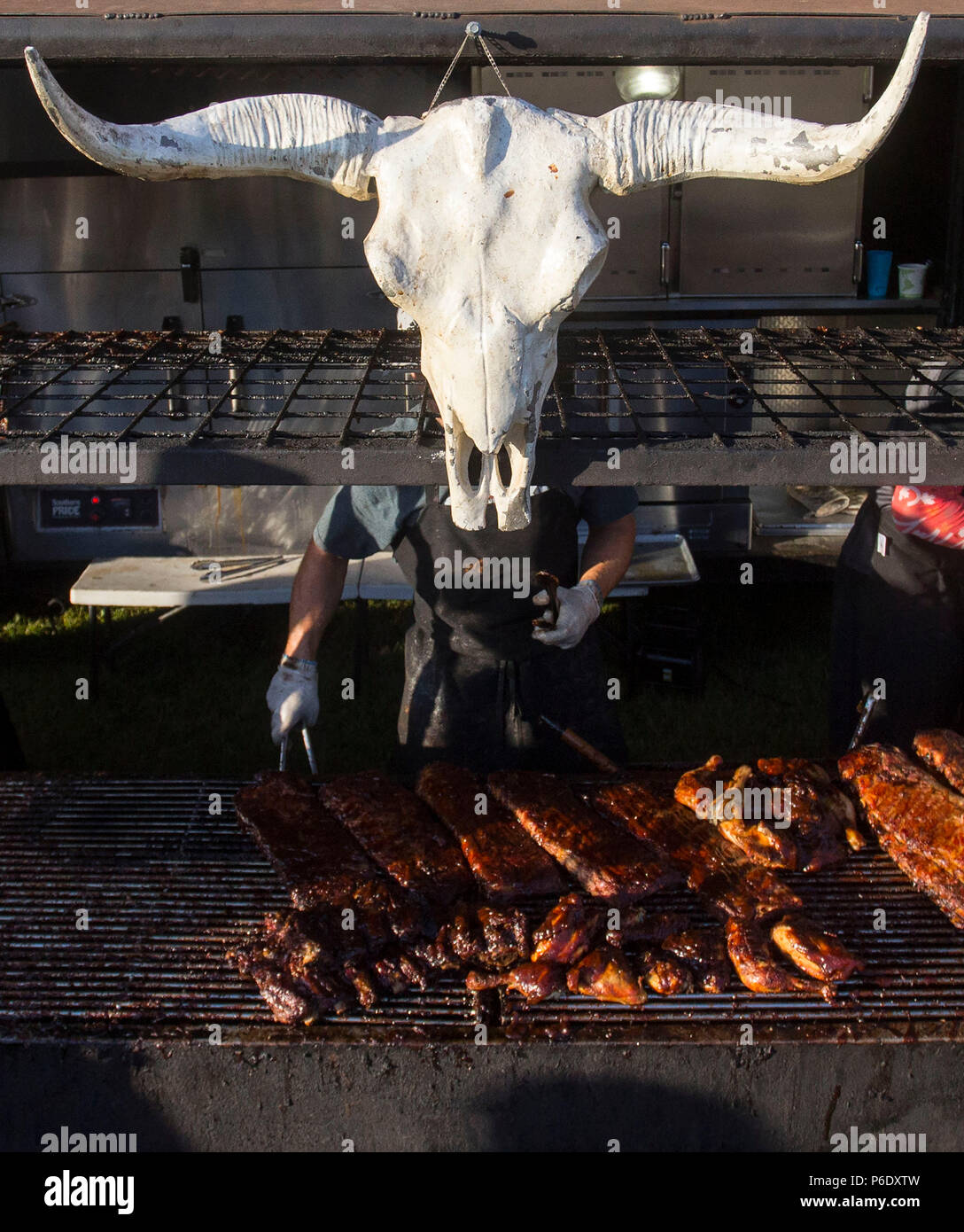 Toronto, Canada. Il 29 giugno, 2018. Un barbequer opere su nervature durante il 2018 Ribfest di Toronto a Toronto, Canada, 29 giugno 2018. Quattro giorni di manifestazione annuale ha dato dei calci a fuori il venerdì per attirare migliaia di Mangiamorte. Credito: Zou Zheng/Xinhua/Alamy Live News Foto Stock