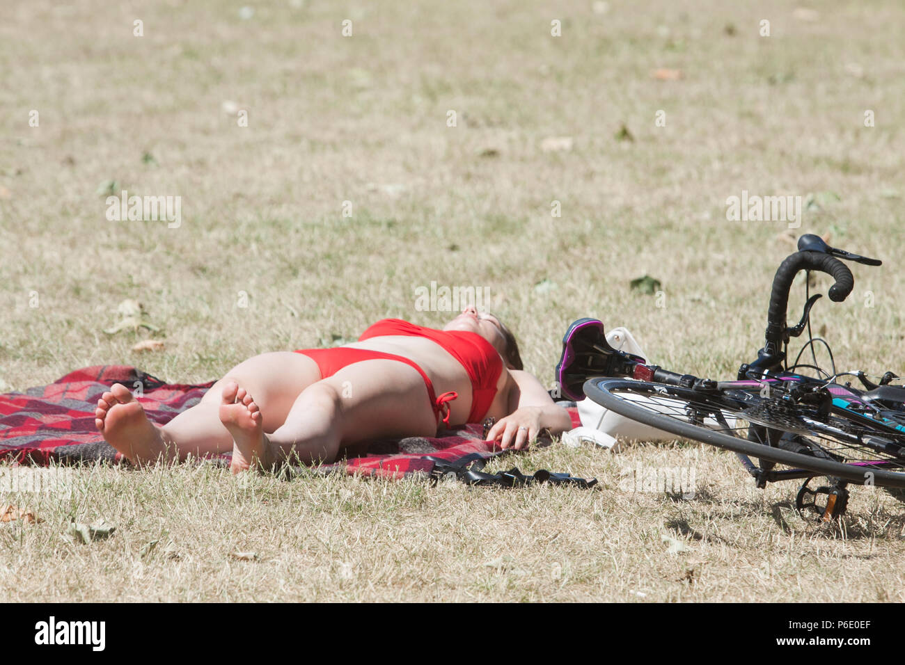 Londra REGNO UNITO. Il 30 giugno 2018. Le persone che si godono il sole a Wandsworth Park, Londra su un altro gloriosamente calda giornata soleggiata come l'ondata di caldo e di registrare le temperature sono dovrebbe continuare nel mese di luglio e il Met Office ha avvertito molto alta UV e i livelli di polline in tutto il Regno Unito Credito: amer ghazzal/Alamy Live News Foto Stock