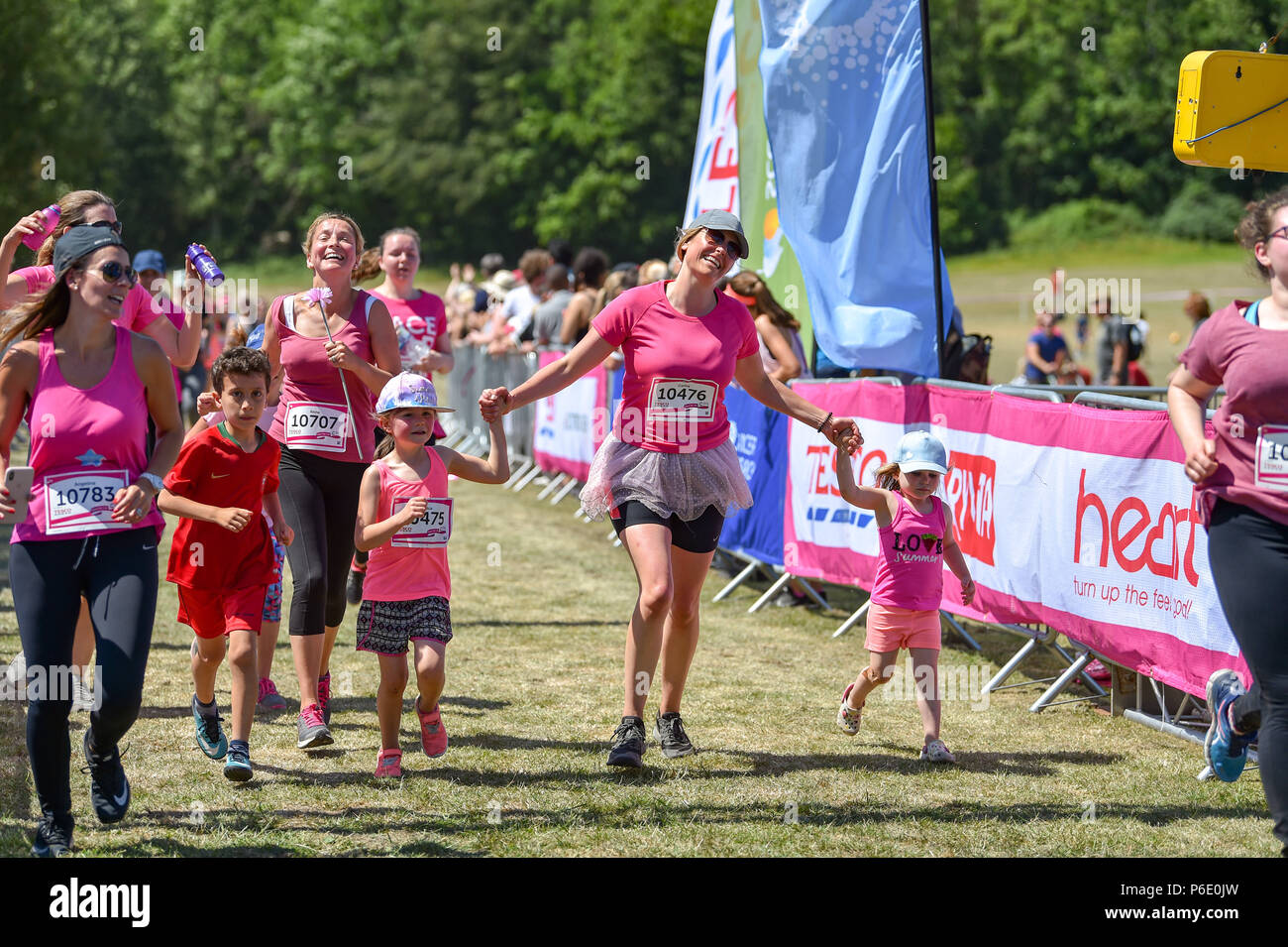 Brighton Regno Unito 30 Giugno 2018 - La gioia per la finitura del Cancer Research UK Race per la vita manifestazione svoltasi nel parco Stanmer Brighton . Migliaia di prendere parte all'evento in tutta la Gran Bretagna ogni anno la raccolta di fondi per la ricerca sul cancro UK Credit: Simon Dack/Alamy Live News Foto Stock