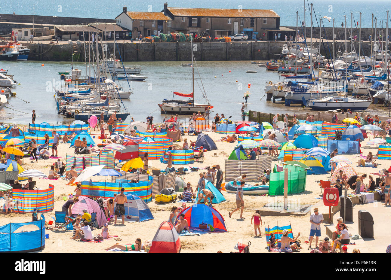 Lyme Regis, Dorset, Regno Unito. Il 30 giugno 2018. Regno Unito: Meteo folla gregge a la spiaggia per divertimento glorioso sole caldo e temperature roventi alla stazione balneare di Lyme Regis. Il Regno Unito è impostata per il giorno più caldo dell'anno come temperature hit alti oltre i 30º Celsius questo fine settimana. Credito: PQAlamy Live News Foto Stock