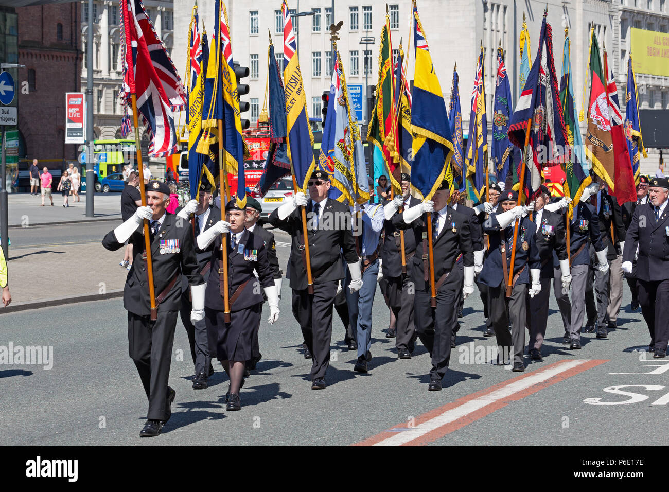 Liverpool, Regno Unito. Il 30 giugno 2018. I membri delle forze armate britanniche e i veterani prendere parte alle Forze Armate parata del giorno a Liverpool Regno Unito. Credito: Ken Biggs/Alamy Live News. Foto Stock