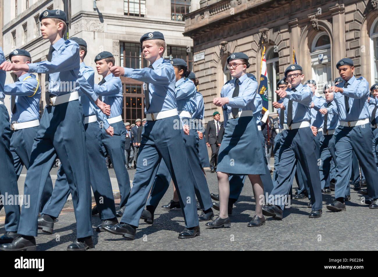 Glasgow, Scotland, Regno Unito. Il 30 giugno, 2018. Forze armate giorno. La sfilata di un corteo attraverso il centro della città da Holland Street a George Square è guidato dal Royal Marine Band e include il servizio militare, cadetti, le organizzazioni per la gioventù e il veterano associazioni. Credito: Berretto Alamy/Live News Foto Stock