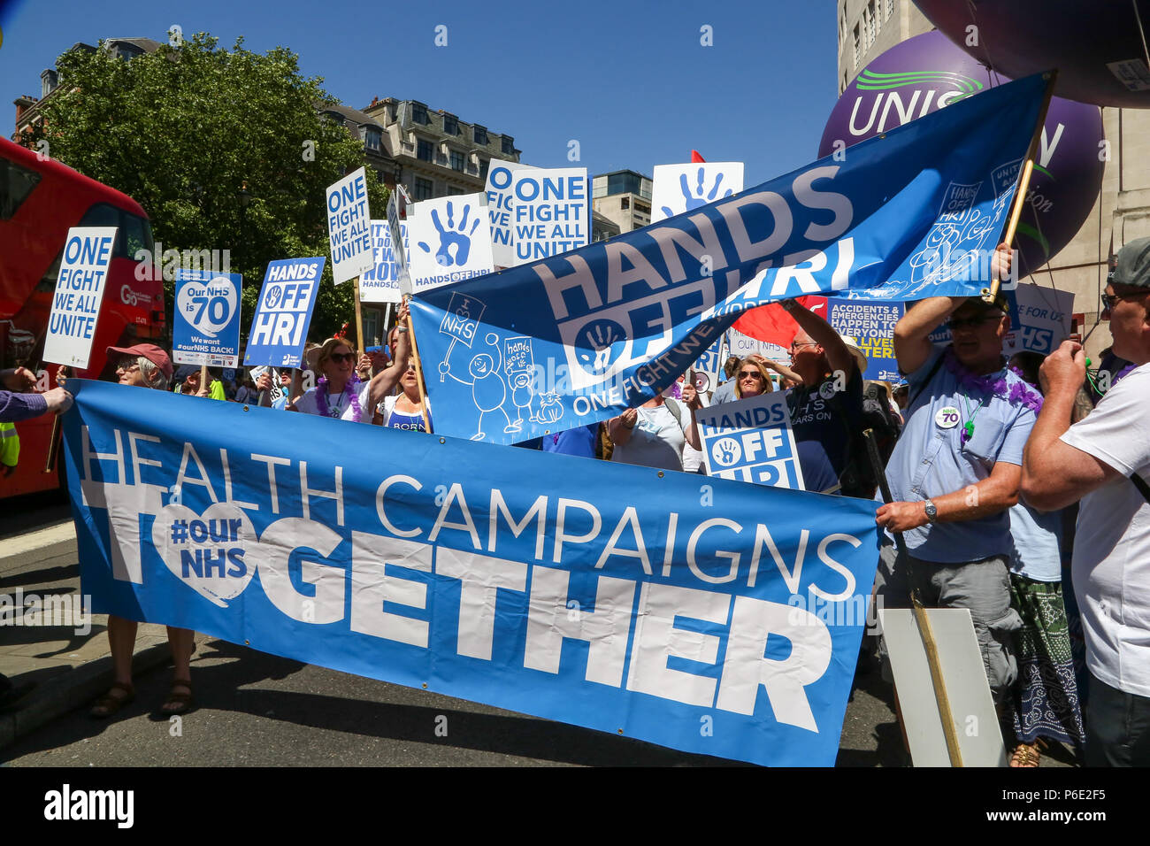 Westminster. Londra. Regno Unito 30 Giugno 2018 - migliaia di medici, infermieri, salute gli attivisti, sindacati, altri NHS personale e i loro sostenitori prendere parte alla celebrazione nazionale e la dimostrazione di supporto del NHS in anticipo del suo settantesimo anniversario. Credito: Dinendra Haria/Alamy Live News Foto Stock