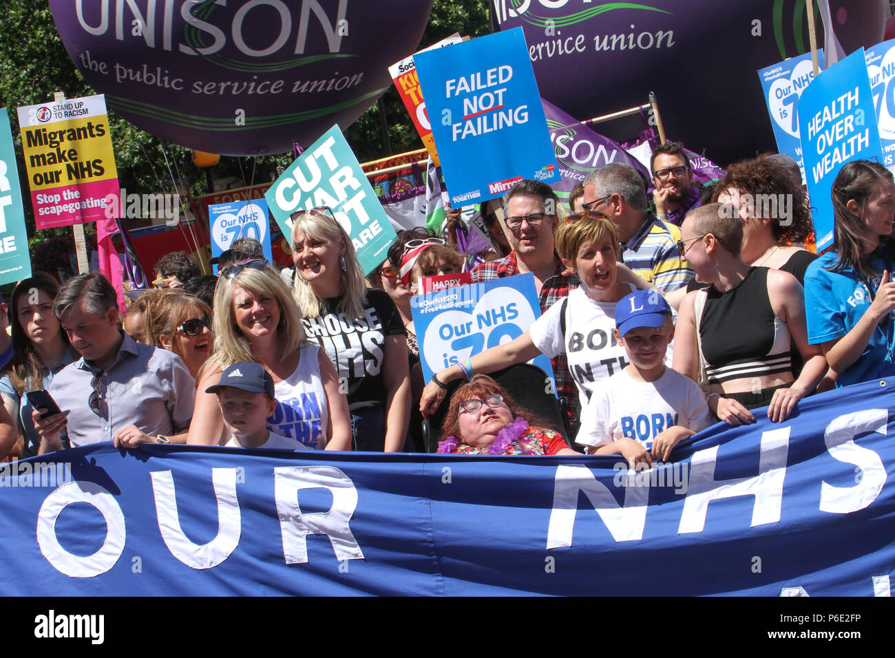 London, Regno Unito - 30 Giugno 2018: migliaia di persone prendono parte a una manifestazione nazionale e celebrazioni per il settantesimo anniversario del NHS il 30 giugno. La manifestazione organizzata dall'Assemblea popolare tra gli altri per cercare una proprietà pubblica NHS che è gratuito per tutti e un adeguato finanziamento e la corretta assegnazione di personale. Credito: David Mbiyu/Alamy Live News Foto Stock