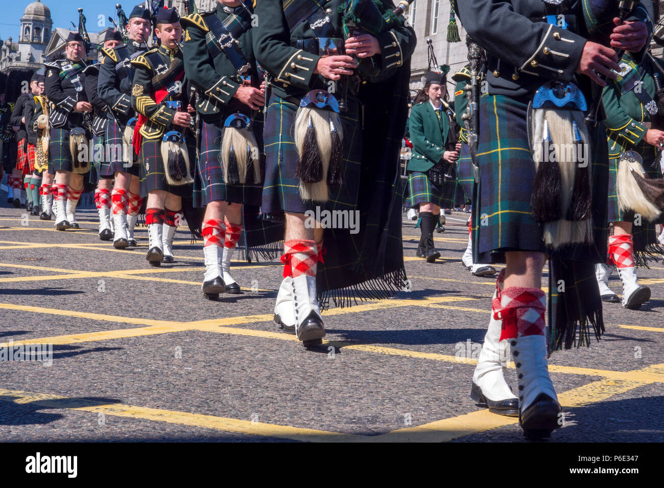 Aberdeen, Scozia, Regno Unito. Il 30 giugno, 2018. Militari di bande di cornamuse, i soldati e i cadetti in rappresentanza di Scottish regiments parade lungo la Union Street, Aberdeen, durante le Forze Armate giorno 2018. Credito: AC Immagini/Alamy Live News Foto Stock