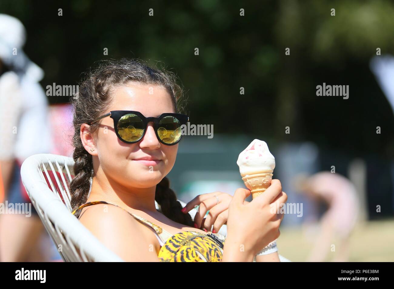 Ragazza di 14 anni con un gelato in estate. Regno Unito Foto Stock