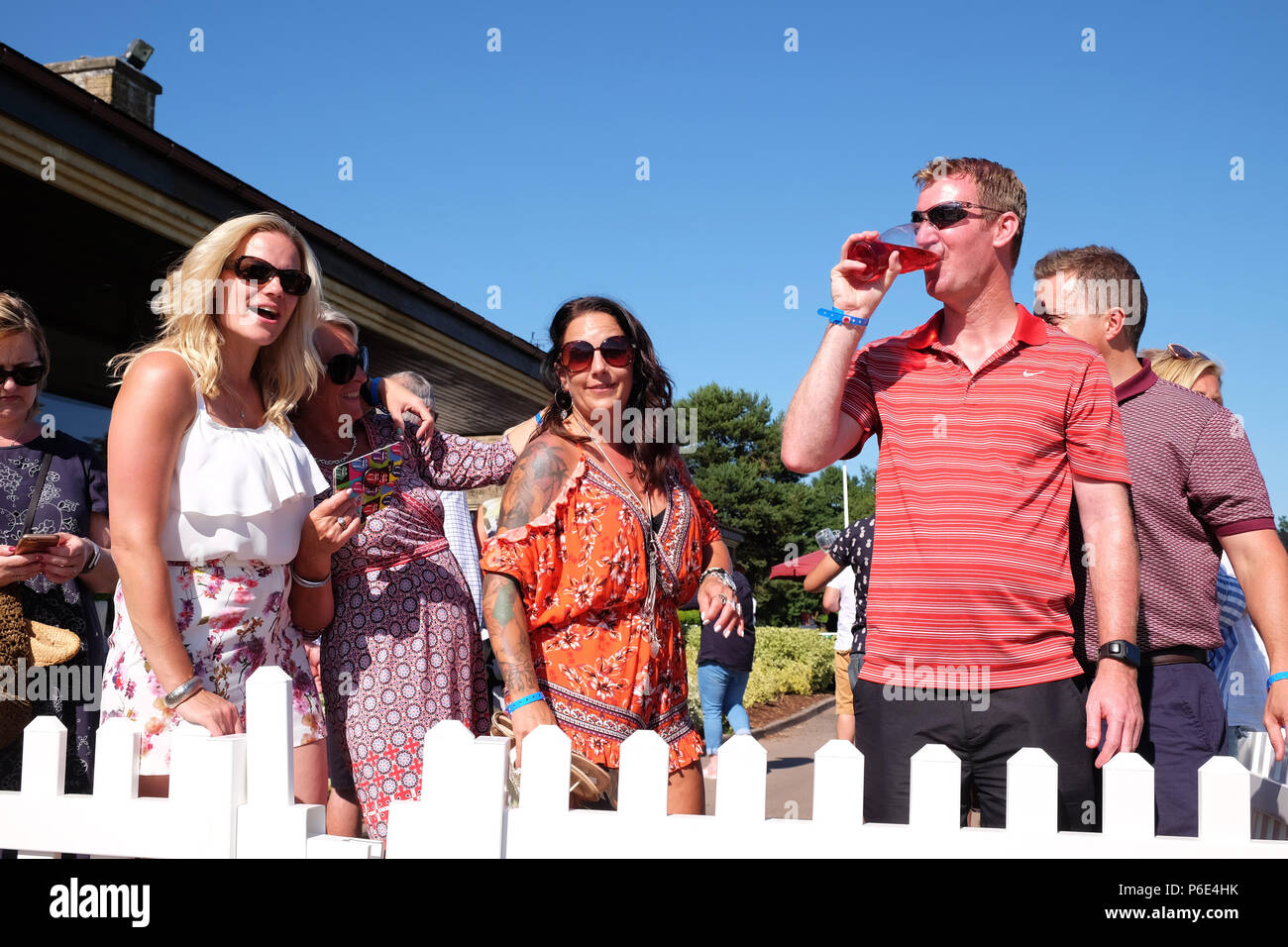 Coppa di Celebrity golf tournament 2018. - Celtic Manor di Newport, Wales, Regno Unito - Giugno 2018 - Gli amanti del golf potranno godersi il sole e il caldo accanto alla club house del Celebrity Golf Cup - Photo Steven Maggio / Alamy Live News Foto Stock