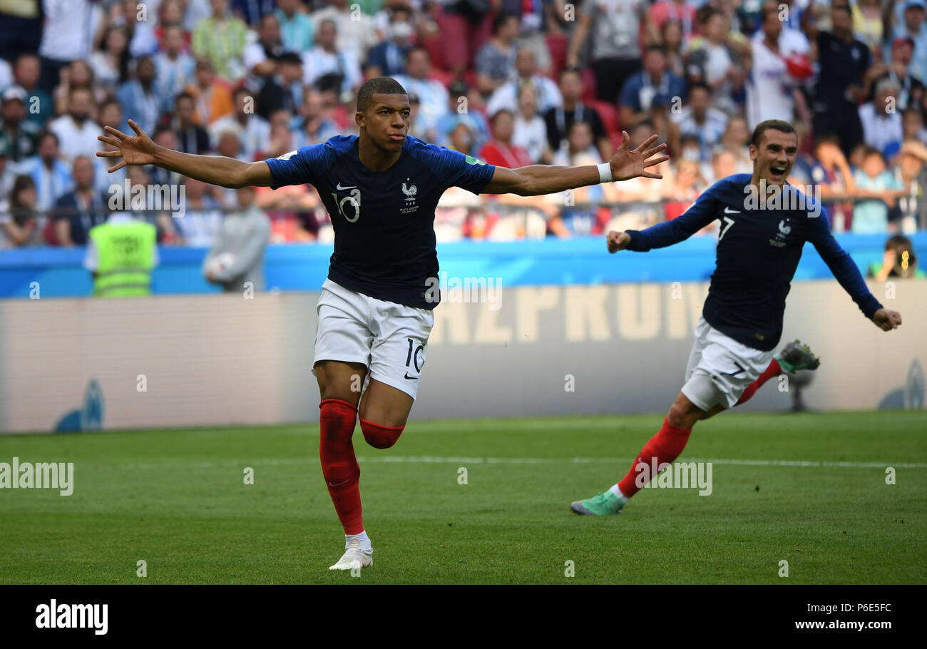 Kazan, Russia. Il 30 giugno, 2018. Kylian Mbappe (L) della Francia festeggia rigature durante il 2018 FIFA World Cup round di 16 match tra Francia e Argentina a Kazan, Russia, Giugno 30, 2018. Credito: Li Ga/Xinhua/Alamy Live News Foto Stock