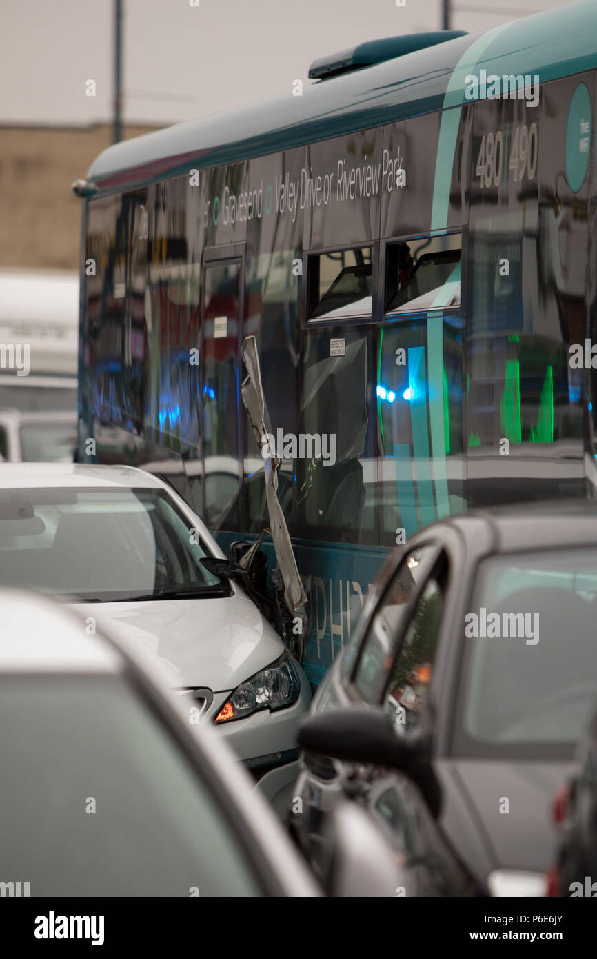 Un autista di autobus secondo come riferito ha preso in custodia dopo la caduta in circa 20 vetture su strada di Hythe, Dartford questa sera. L'incidente è accaduto dopo un autobus trasformato in una strada non viene normalmente utilizzata come una linea di autobus, i bus 480 è apparso quindi a collidere in più veicoli. Servizi di emergenza trattata a piedi feriti in un vicino alla metropolitana ristorante dotato: atmosfera dove: Dartford, Regno Unito quando: 29 maggio 2018 Credit: WENN.com Foto Stock